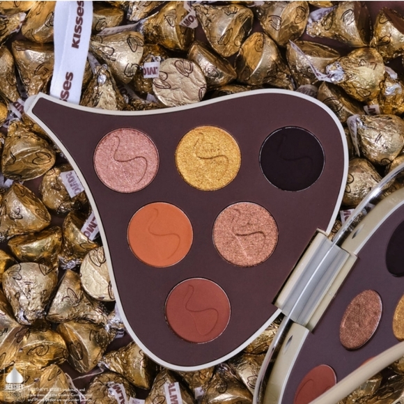 Hershey's Other - Hershey's Glamlite Chovolate with almonds eyeshadow palette